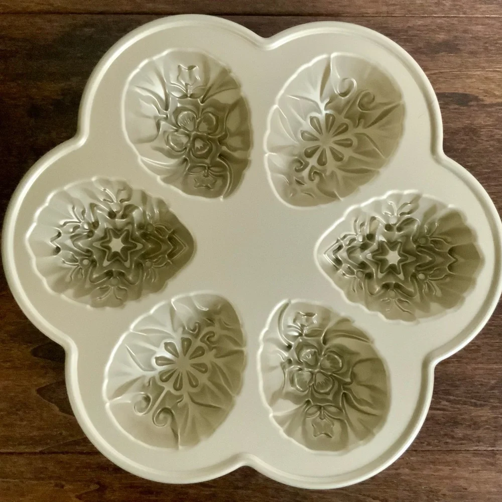 Williams Sonoma Nordic Ware Nonstick Cast Aluminum Easter Egg Cakelet NWT